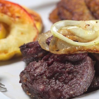Foto: Flönz mit gebratenen Apfelspalten und Rösti